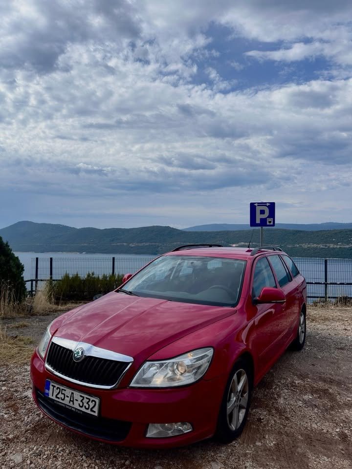 Škoda Octavia Karavan iznad zaliva