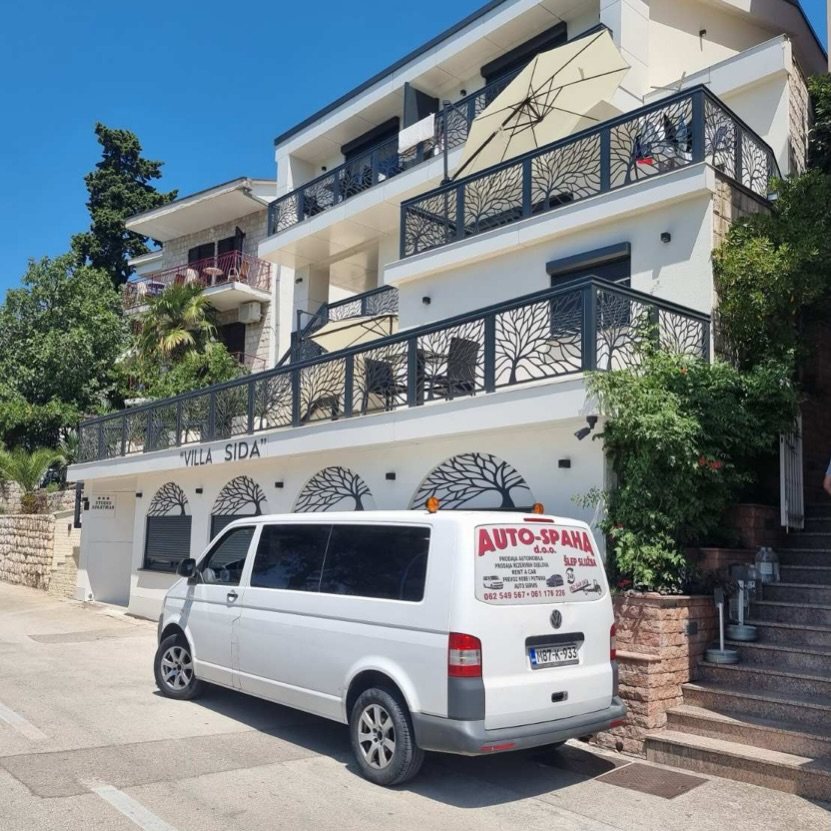 VW Transporter ispred apartmana na moru